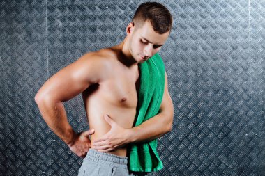 Güçlü fitness duygu acı adam.