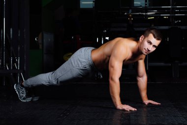 Spor salonunda halatı olan adamlar.