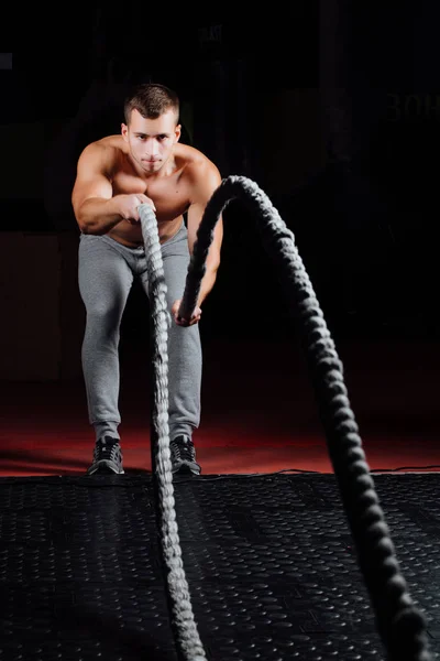 Mannen met strijdtouw in de fitnessstudio voor functionele training — Stockfoto