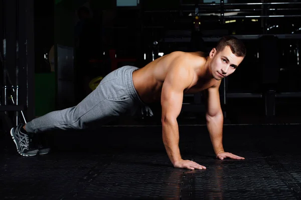 Hombres con cuerda de batalla en gimnasio de entrenamiento funcional — Foto de Stock