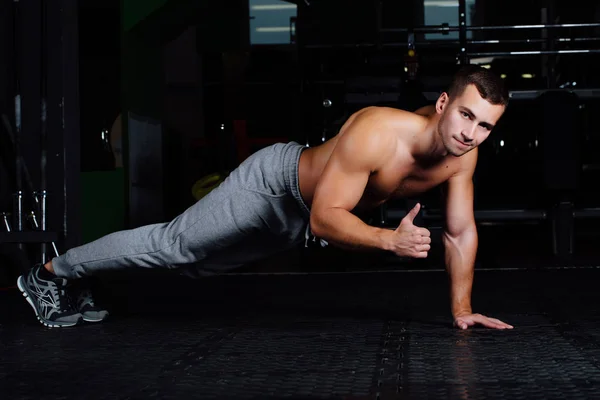 Hombre haciendo push-up en el gimnasio  . —  Fotos de Stock