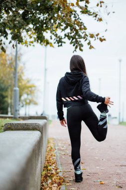 kadın atlet germe bacaklar önce çalıştırmak.