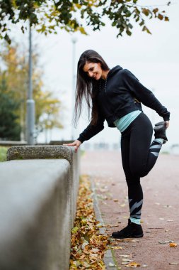 kadın atlet germe bacaklar önce çalıştırmak.