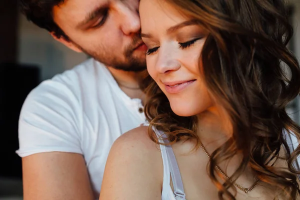 Pareja feliz de amantes en pijama —  Fotos de Stock