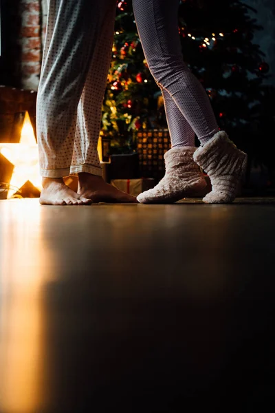 Las piernas de la pareja en el fondo del árbol de Navidad —  Fotos de Stock