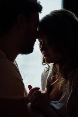 Pencere kenarında oturan pijama severler 