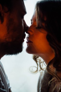 Pencere kenarında oturan pijama severler 