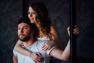 Mutlu çift pijama aşıkların