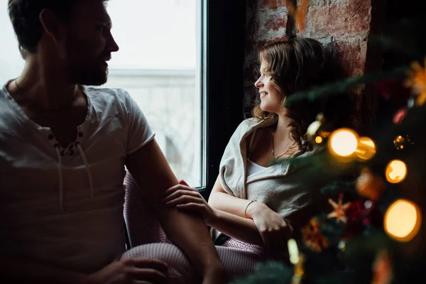 Amantes en pijama sentados en el alféizar de la ventana —  Fotos de Stock