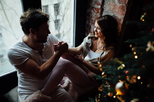 Szerelmesek ül az ablakpárkányon pizsamában — Stock Fotó