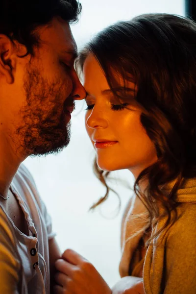 Amantes en pijama sentados en el alféizar de la ventana —  Fotos de Stock