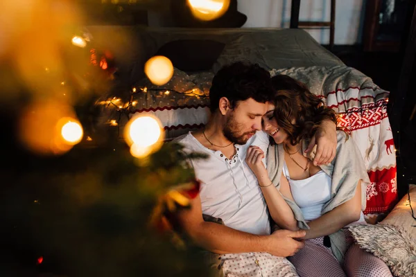 Couple en pyjama reposant sur le sol — Photo