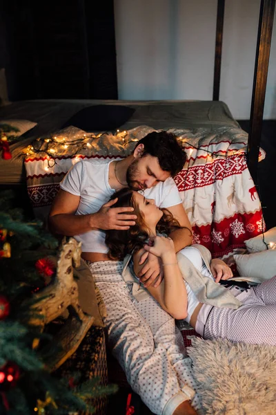 Casal de pijama descansando no chão — Fotografia de Stock