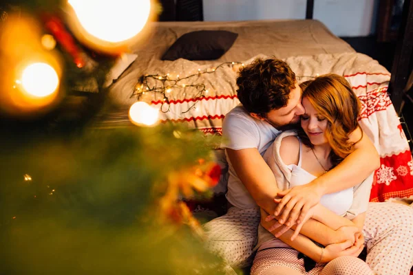 Paar in pyjama rusten op de vloer — Stockfoto