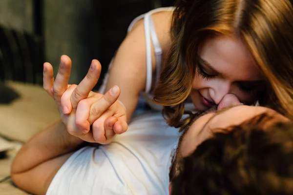 Jeune couple amoureux couché au lit — Photo