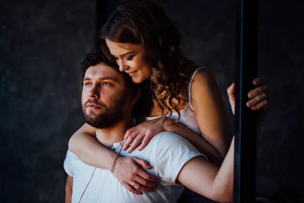 Gelukkige paar liefhebbers in pyjama — Stockfoto