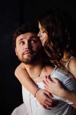 Mutlu çift pijama aşıkların