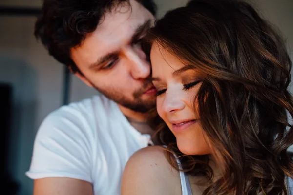 Pareja feliz de amantes en pijama —  Fotos de Stock