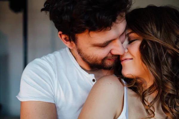 Casal feliz de amantes de pijama — Fotografia de Stock