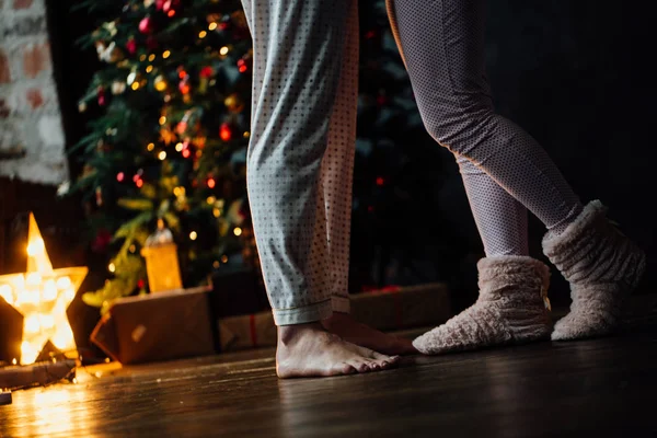 Las piernas de la pareja en el fondo del árbol de Navidad —  Fotos de Stock