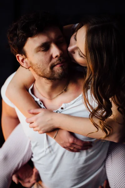 Couple heureux d'amoureux en pyjama — Photo