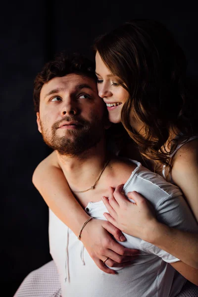 Lyckligt par älskare i pyjamas — Stockfoto