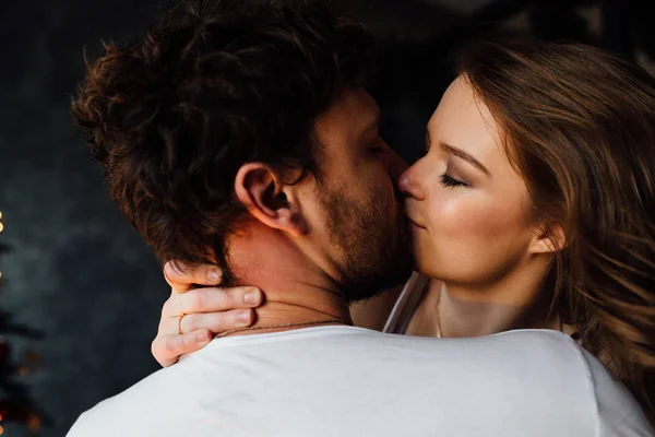 Casal feliz de amantes de pijama — Fotografia de Stock