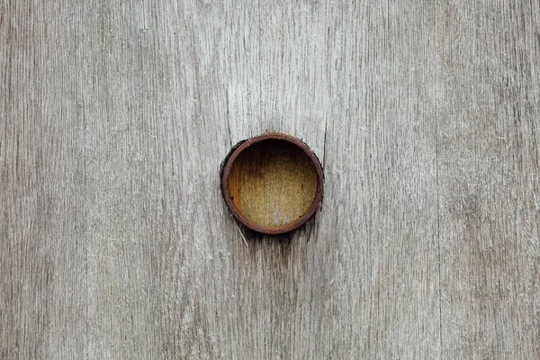 Textura de madeira com tubo enferrujado saliente — Fotografia de Stock