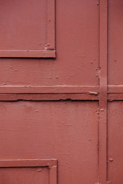 Frammento di una vecchia porta di ferro rosso, l'industria russa sovietica — Foto Stock