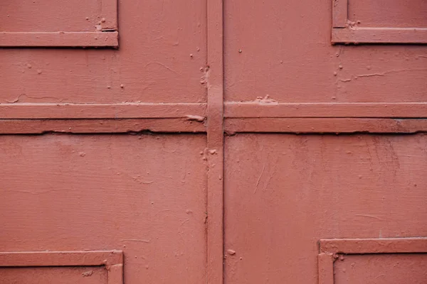 Frammento di una vecchia porta di ferro rosso, l'industria russa sovietica — Foto Stock