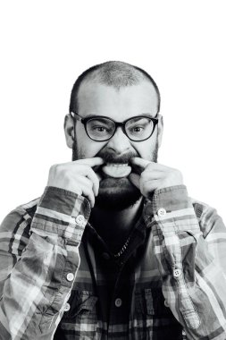 Acımasız bir kırmızı sakallı, saçsız erkek portresi. B beyaz izole