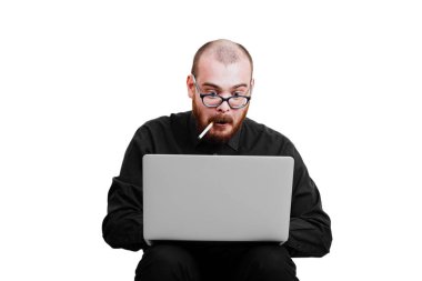 Acımasız bir kırmızı sakallı, saçsız erkek portresi. B beyaz izole