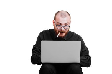 Acımasız bir kırmızı sakallı, saçsız erkek portresi. B beyaz izole