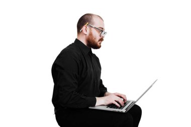 Acımasız bir kırmızı sakallı, saçsız erkek portresi. Beyaz izole.