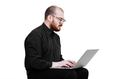 Acımasız bir kırmızı sakallı, saçsız erkek portresi. Beyaz izole.