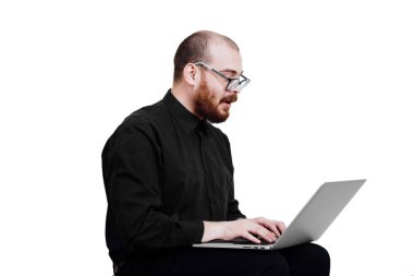 Acımasız bir kırmızı sakallı, saçsız erkek portresi. Beyaz izole.