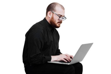 Acımasız bir kırmızı sakallı, saçsız erkek portresi. Beyaz izole.