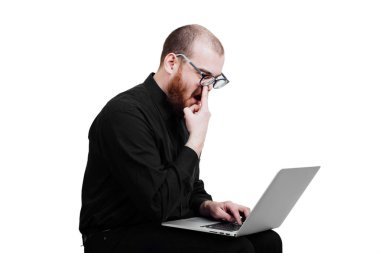 Acımasız bir kırmızı sakallı, saçsız erkek portresi. Beyaz izole.