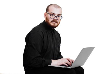 Acımasız bir kırmızı sakallı, saçsız erkek portresi. Beyaz izole.