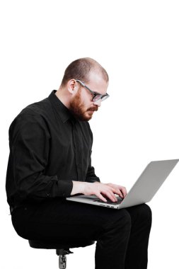 Acımasız bir kırmızı sakallı, saçsız erkek portresi. Beyaz izole.