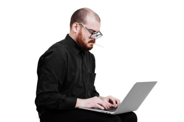 Acımasız bir kırmızı sakallı, saçsız erkek portresi. Beyaz izole.