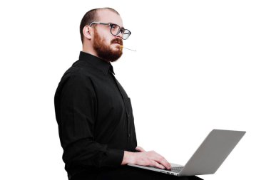 Acımasız bir kırmızı sakallı, saçsız erkek portresi. Beyaz izole.