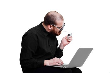 Acımasız bir kırmızı sakallı, saçsız erkek portresi. Beyaz izole.