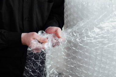 Acımasız bir kırmızı sakallı, saçsız erkek portresi. B beyaz izole