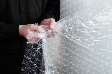 İş adamı komik plastik kabarcık şal ile dinlenmek.