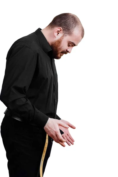 Acımasız bir kırmızı sakallı, saçsız erkek portresi. Beyaz izole