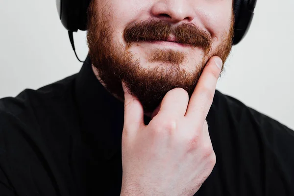 Portrait d'un homme à barbe rouge, chauve et brutal. Blanc isolé b — Photo