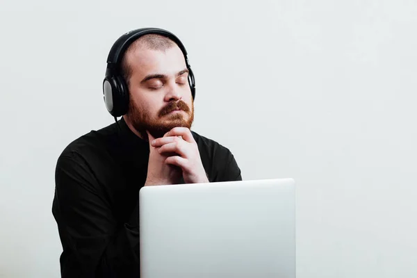 Retrato de um homem de barba vermelha e careca brutal. Branco isolado b — Fotografia de Stock