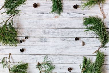 Noel ağacı çam dalları ahşap arka plan üzerinde. Üstten Görünüm.