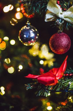 Süslü Noel ağacı parçası.